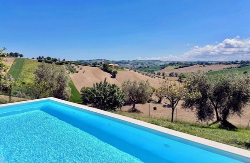 Bettolelle Casa | il Girasole en casale storico con piscina en Senigallia