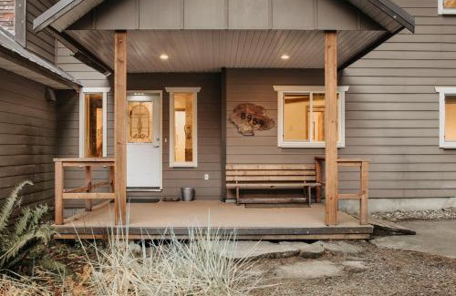 Warnick Casa | The Glacier Lodge - Perfect For Large Groups!
