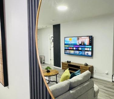 Northwest Calgary Apartamento | The Glacier Royale - 1 Bed Suite in NW Calgary