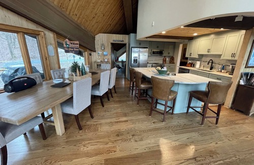 Frank Casa | The Glasshouse-amazing views, ultimate relaxation, & fresh mountain air await!
