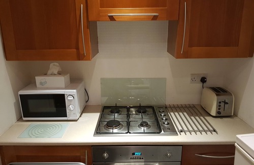 Port Glasgow Apartamento | Un apartamento con cocina en un lugar atractivo.