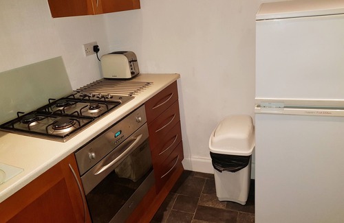 Port Glasgow Apartamento | Un apartamento con cocina en un lugar atractivo.