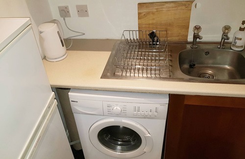 Port Glasgow Apartamento | Un apartamento con cocina en un lugar atractivo.