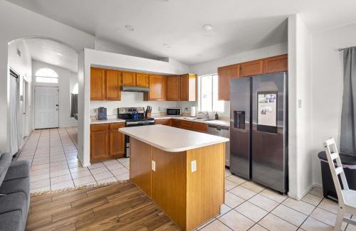 La Buena Vida Casa | The Glendale Pool House Oasis with Jacuzzi Golf Billiards