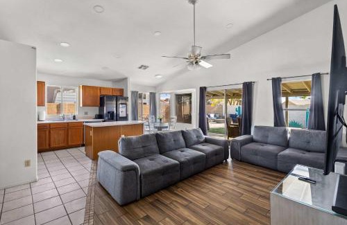 La Buena Vida Casa | The Glendale Pool House Oasis with Jacuzzi Golf Billiards