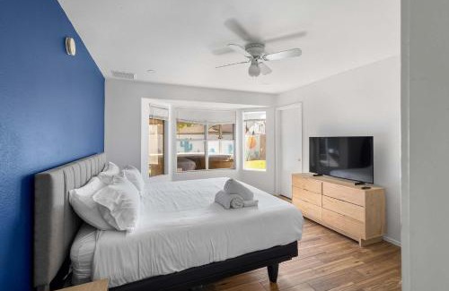 La Buena Vida Casa | The Glendale Pool House Oasis with Jacuzzi Golf Billiards