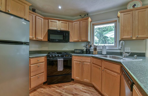 Avery Creek Casa | {The Glendell} Entire home in Arden with backyard