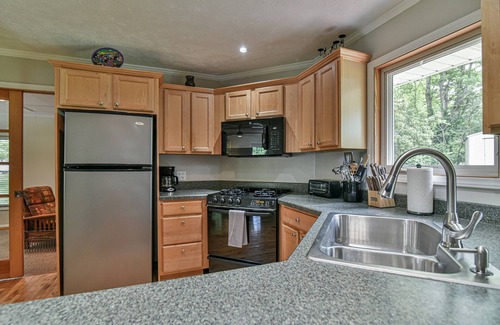 Avery Creek Casa | {The Glendell} Entire home in Arden with backyard