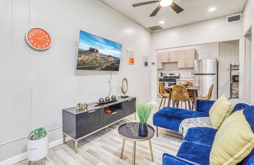 Pershing - Government Hill Cabaña | The Golden Dawn Cottage