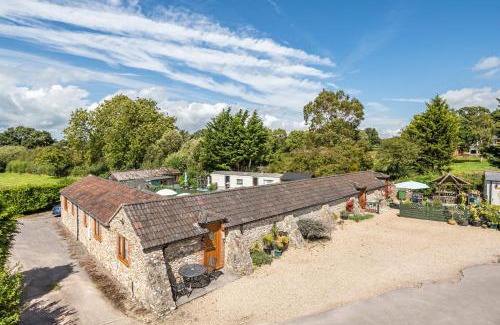 Tatworth Casa | The Golden Fleece
