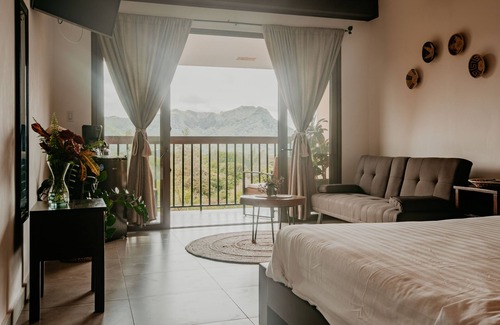 El Valle de Anton Hotel | The Golden Frog Inn