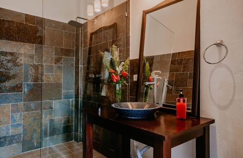 El Valle de Anton Hotel | The Golden Frog Inn