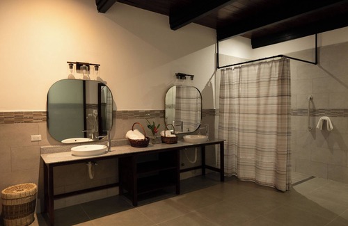 El Valle de Anton Hotel | The Golden Frog Inn