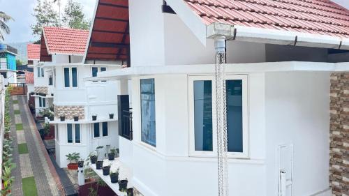 Kunnathidavaka Cabina | The Golden Oak A Classic Villas