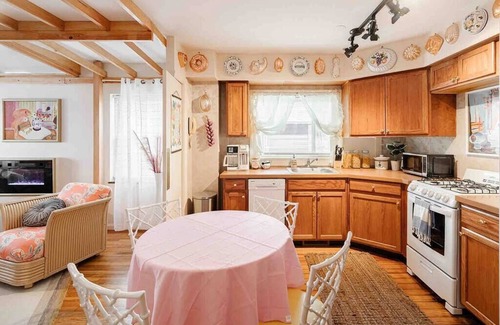 Roselawn Finance Apartamento | The Golden Suite: themed getaway!