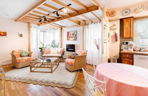 Roselawn Finance Apartamento | The Golden Suite: themed getaway!