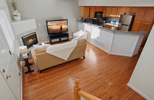 Golden Casa | The Golden Townhouse. Walk to downtown and trails. Pets Welcome