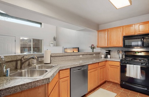 Golden Casa | The Golden Townhouse. Walk to downtown and trails. Pets Welcome