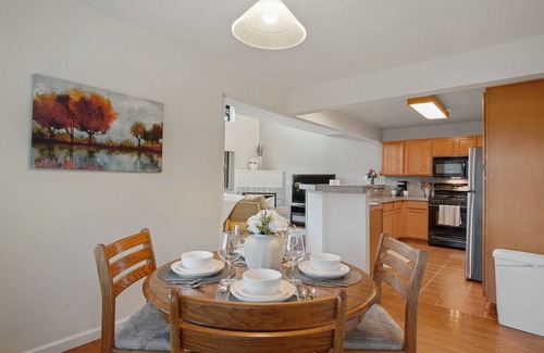 Golden Casa | The Golden Townhouse. Walk to downtown and trails. Pets Welcome