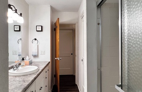 Hayward Cabaña | The Golf Cottage, located close to downtown Hayward and Hayward Golf Course.