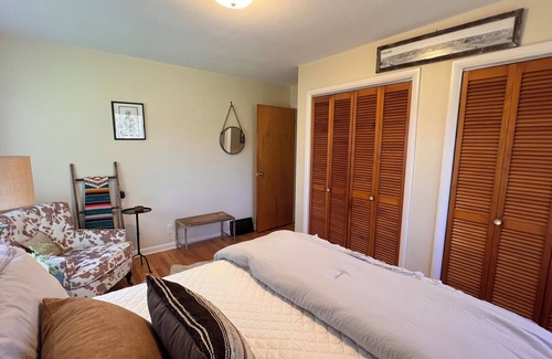 Hayward Cabaña | The Golf Cottage, located close to downtown Hayward and Hayward Golf Course.