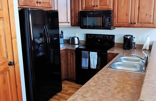 Spirit Lake Cabina | The Good Life Cabin - Bridges Bay Resort in Okoboji, Iowa