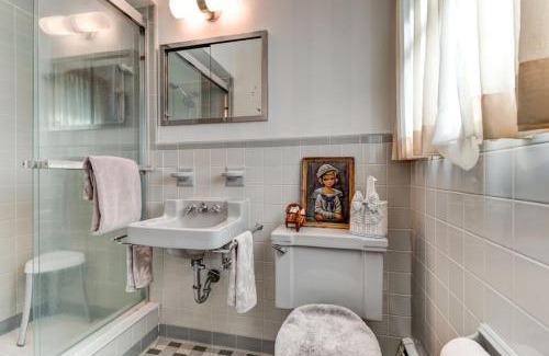 Kingston Casa | The Good Ole Days King Bed Pet Friendly