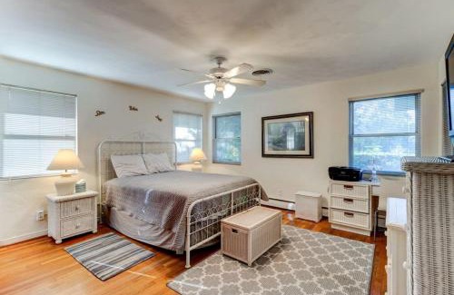 Kingston Casa | The Good Ole Days King Bed Pet Friendly