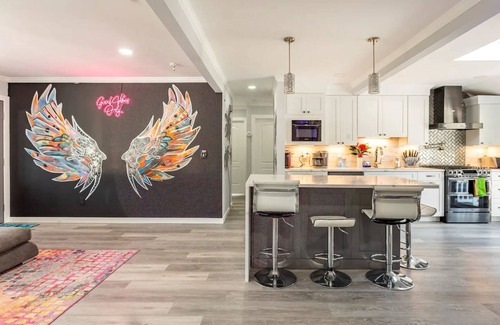 Commack Casa | THE GOOD VIBEZ HOUSE! Mini Golf Course,Heated Pool,Hot Tub,Game Room,Angel Wing
