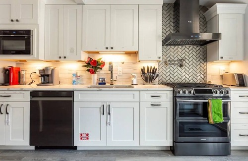 Commack Casa | THE GOOD VIBEZ HOUSE! Mini Golf Course,Heated Pool,Hot Tub,Game Room,Angel Wing