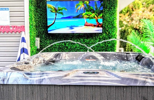 Commack Casa | THE GOOD VIBEZ HOUSE! Mini Golf Course,Heated Pool,Hot Tub,Game Room,Angel Wing