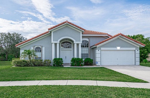 Royal Palm Beach Casa | The Gordon Camelot|4bedrooms | 3 bathrooms| Pool House