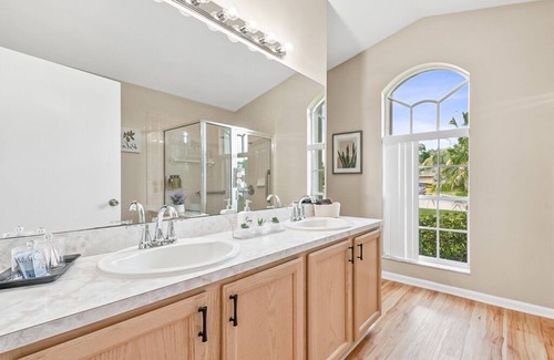 Royal Palm Beach Casa | The Gordon Camelot|4bedrooms | 3 bathrooms| Pool House