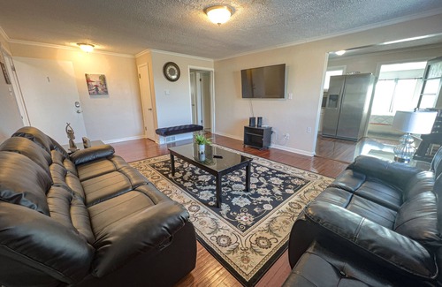 Downtown Niagara Falls Casa | The Gorge View Villa-with Yard & Parking
