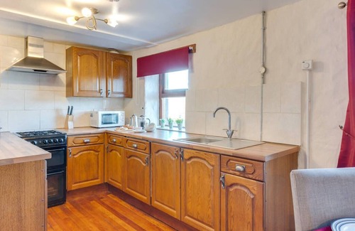 Port Talbot Casa | Alojamiento espacioso, cómodo y flexible para cuatro personas, en el primer y segundo piso de este antiguo.