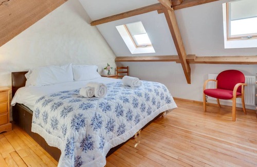 Port Talbot Casa | Alojamiento espacioso, cómodo y flexible para cuatro personas, en el primer y segundo piso de este antiguo.