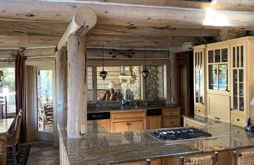 Boulder Bay Casa | "The Grand" Big Bear Luxury Lakefront Log Home-Private Dock.