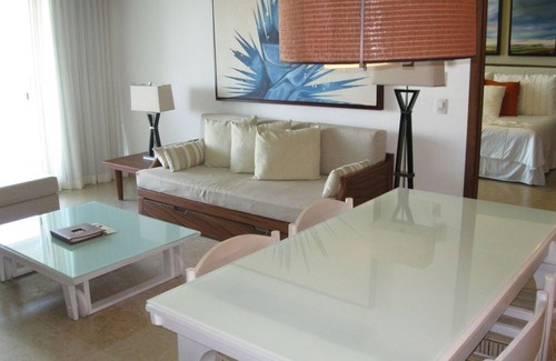 Alfredo V. Bonfil Complejo | The Grand Bliss 2 Bedroom Master Suite