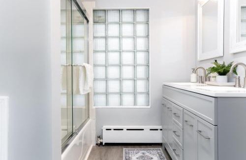 South Bend Casa | The Grand Dame Luxury Family Home for 10 or more