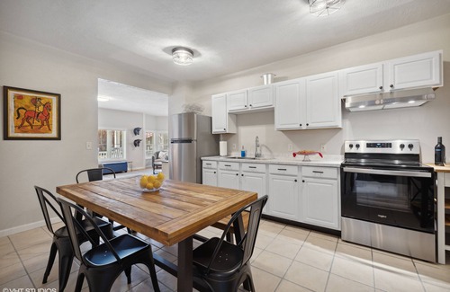 Three Oaks Casa | The Grand Elm - Stately homestead in the heart of Three Oaks, MI - 6 bed, 3 bath
