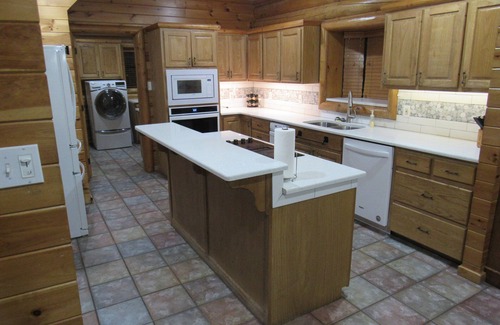 Shreveport Cabina | The Grand Lodge, Pool House, & Private Pool at God's Country Resort