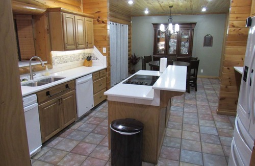 Shreveport Cabina | The Grand Lodge, Pool House, & Private Pool at God's Country Resort