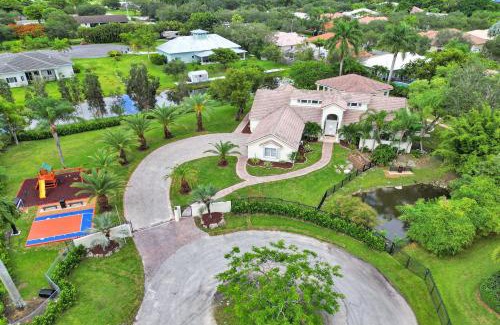 Southwest Ranches Villa | The Grand Luxe 8BR Villa w POOL and basketball