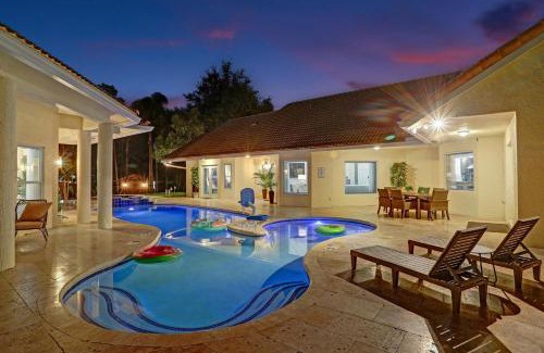 Southwest Ranches Villa | The Grand Luxe 8BR Villa w POOL and basketball