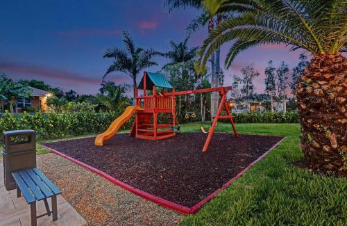 Southwest Ranches Villa | The Grand Luxe 8BR Villa w POOL and basketball