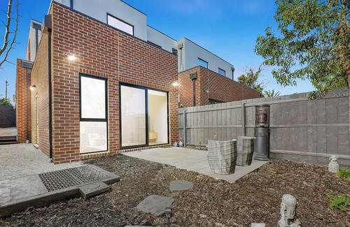 Dandenong Casa | The Grand Luxe Villa (Unit 3/64)