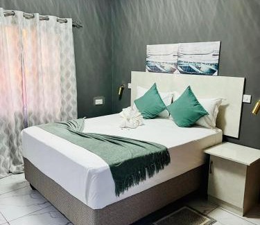 Serowe Cama Y Desayuno | The Grand Reef Guest House