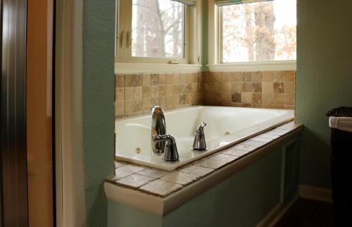 Eureka Springs Hotel | The Grand Treehouse Resort