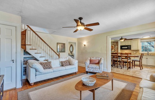 Niantic Casa | THE GRAND VICTORIAN GUEST HOUSE / BEACH FRONT PROPERTY