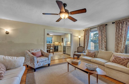 Niantic Casa | THE GRAND VICTORIAN GUEST HOUSE / BEACH FRONT PROPERTY
